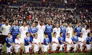 Los jugadores de Francia y de Túnez, antes del partido. (AFP)